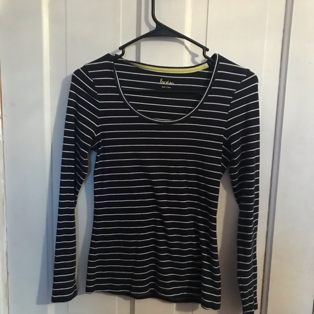 Casual striped long sleeve top.